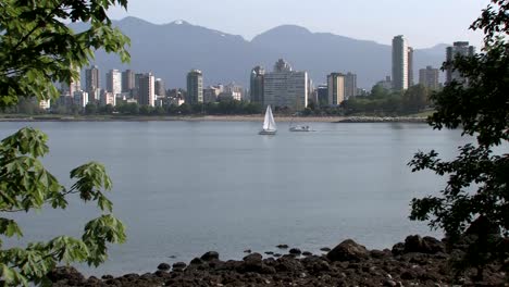 Der-English-Bay-in-Vancouver,-Coast-Mountains