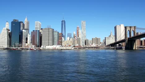 Puente-de-Brooklyn-y-Manhattan-al-este-del-río-en-Nueva-York