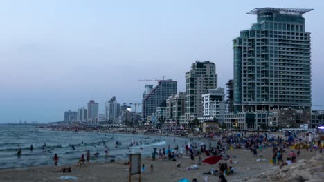 La-playa-de-Tel-Aviv,-Israel-la-ciudad-de-horizonte-de-lapso-de-tiempo-del-atardecer