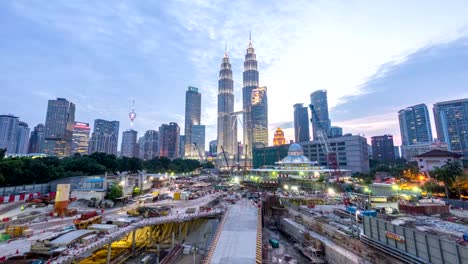 4-k-time-lapse-vídeos-de-día-a-noche-nublado-atardecer-en-la-ciudad-de-Kuala-Lumpur.-Hacer-zoom.