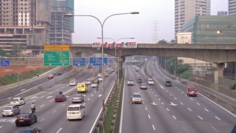 Kuala-Lumpur,-Malasia---19-de-septiembre-de-2015:-4-k-footage-of-road-en-Kuala-Lumpur-al-amanecer.