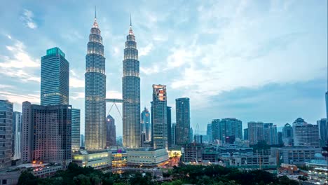 Vídeos-HD-de-lapso-de-tiempo-del-día-a-la-Noche-nublada-hazy-puesta-de-sol-en-el-centro-de-la-ciudad-de-Kuala-Lumpur