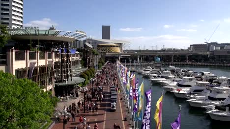 Darling-harbour-boulevard-mit-Menschen-und-Boote