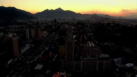 Flying-over-Rio-de-Janeiro,-Brasil,-en-el-crepúsculo