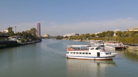 Sevilla-Barcos-por-el-río-tráfico-4-K-España-luz-de-día-soleado-clima