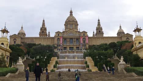 El-día-con-vista-panorámica-del-Palacio-Real-frontal-4-k,-España