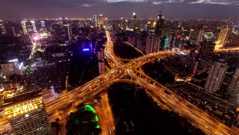 TL,-WS-Rush-hour-links-liegen-auf-mehreren-Autobahnen,-Straßenüber--bei-Nacht/Shanghai,-China