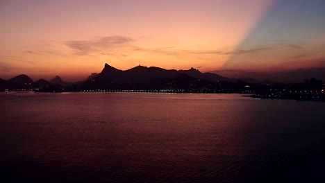 Flying-de-ángulo-bajo-Vista-cenital-de-Río-de-Janeiro,-Brasil-al-atardecer