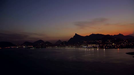 Flachwinkelansicht-Luftbild-von-Rio-de-Janeiro,-Brasilien-Bucht-in-der-Abenddämmerung