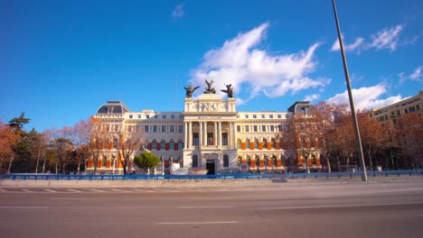 Sonniger-Tag-Ministerium-von-Agricultura-der-Verkehr-Straße-–-Panoramaaufnahme-4-k-Zeitraffer-Spanien,-Madrid