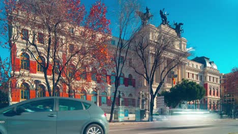 Sonne-Licht-Ministerium-von-Agricultura-Verkehr-Straße-–-Panoramaaufnahme-4-k-Zeitraffer-Spanien,-Madrid