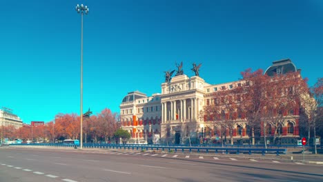 Ministerium-von-Agricultura-der-Verkehr-Straße-–-Panoramaaufnahme-4-k-Zeitraffer-Spanien,-Madrid