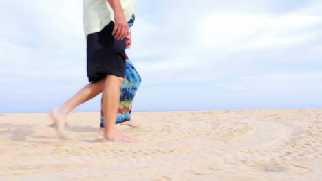 Una-Pareja-de-ancianos-sosteniendo-las-manos-y-caminar-en-la-playa