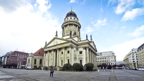 Gendarmenmarkt-in-Berlin.-Blick-auf-das-Französische-Kathedrale-(Franzosischer-Dom