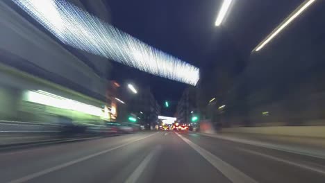 Fahren-Sie-durch-die-Straßen-von-Barcelona-mit-Weihnachten-Lichter-Zeitraffer-Trail-Effekt---4-k.-(01