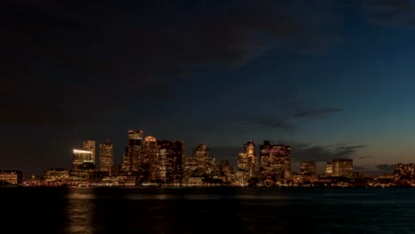 Zeitraffer-Skyline-von-Boston-bei-Nacht