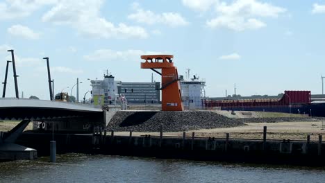 Puente-en-frente-de-la-Universidad-HafenCity,-Hamburgo,-Alemania