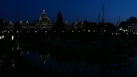 Edificio-del-Parlamento-Victoria-Canadá-por-la-noche