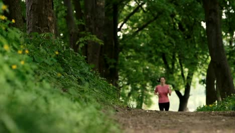 Mädchen-Running-im-Park