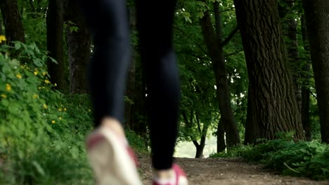 Mädchen-Running-im-Park