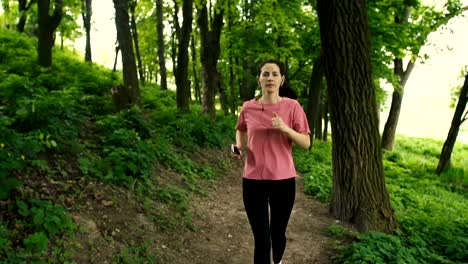 Mädchen-Running-im-Park