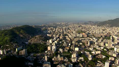 Fliegen-über-den-Bergen,-Rio-De-Janeiro-zu-offenbaren