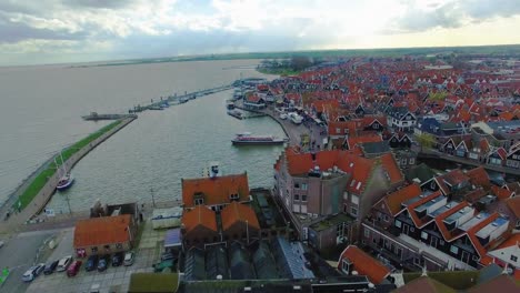 Volendam-Stadt-in-Nord-Holland-in-den-Niederlanden-Aerial-View-von-Wasser-Häusern