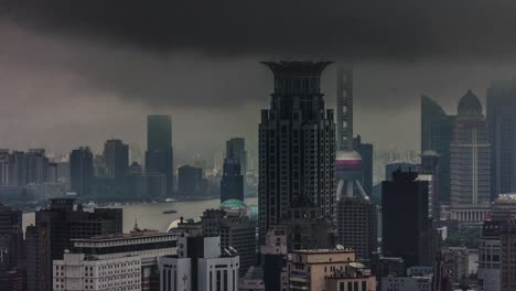 vista-de-día-lluvioso-en-la-mayor-parte-famosos-shanghai-edificios-4k-lapso-de-tiempo