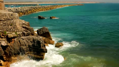 Weitwinkeleinstellung-zeigen-das-Meer,-Steg-und-Küste-von-Peniche,-Portugal