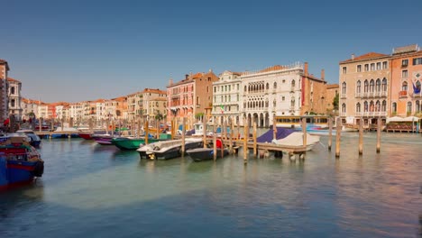 Italia-día-soleado-famosa-Venecia-ciudad-barco-aparcamiento-mercado-Bahía-panorama-4k-lapso-de-tiempo