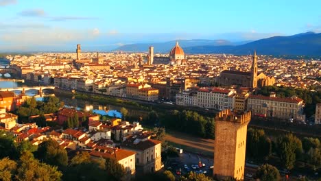 Vista-panorámica-aérea-de-Florencia-al-atardecer,-Italia