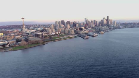 Skyline-de-Seattle-Washington-paisaje-aéreo-de-Elliot-Bay