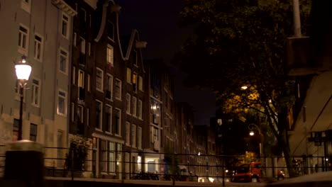 Ver-Amsterdam-de-noche-de-barco-de-vela