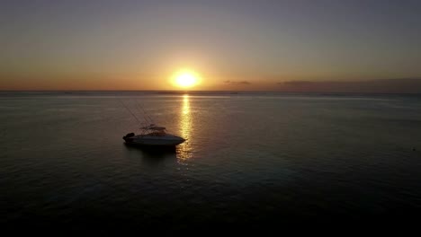 Flug-über-die-Yacht-im-Meer-bei-Sonnenuntergang