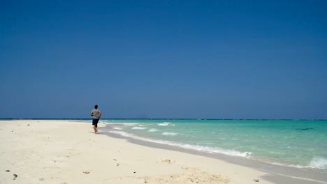 Mann-läuft-am-Strand