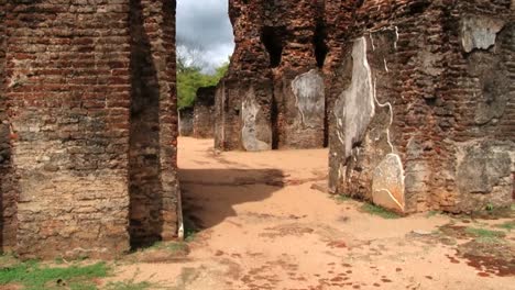 Ruins-of-the-Royal-Palace-in-the-ancient-city-of-Polonnaruwa,-Sri-Lanka.