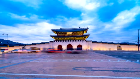 Time-lapse-of-Gwanghwamun-Gate-and-traffic-at-night-in-Seoul,South-korea.