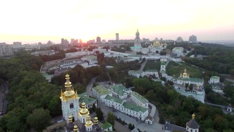 Vista-aérea-del-monasterio-de-Kiev-Pechersk-Lavra,-Ucrania.-Vídeo-4k