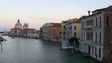 puesta-de-sol-famoso-gran-canal-edificios-de-Venecia-de-Italia-Bahía-panorama-4k