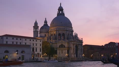 Italien-berühmten-Venedig-Santa-Maria-della-Salute-Basilika-Canal-grande-Sonnenuntergang-Panorama-4k