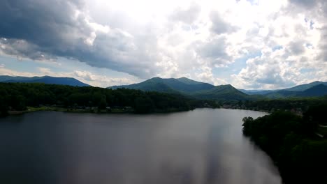 Vista-aérea-del-lago-Junaluska-en-Carolina-del-norte