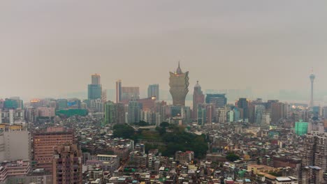 China-día-niebla-Macao-hotel-famoso-en-la-azotea-paisaje-panorama-4k-lapso-de-tiempo