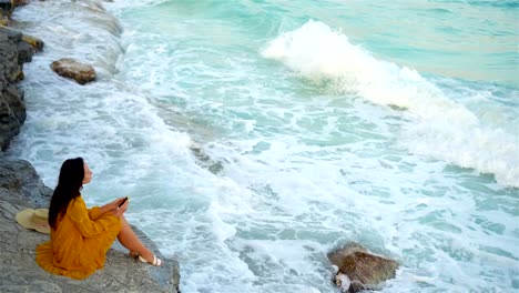 Joven-mujer-hermosa-puesta-de-sol.-Feliz-chica-en-vestido-de-la-noche-en-la-playa