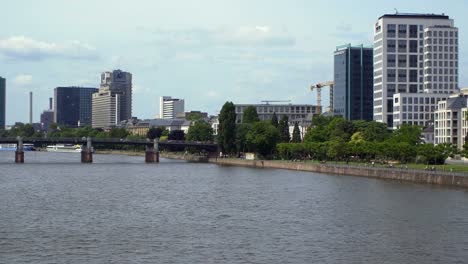 Frankfurt-Am-Main,-Juni-2017-bei-gutem-Wetter