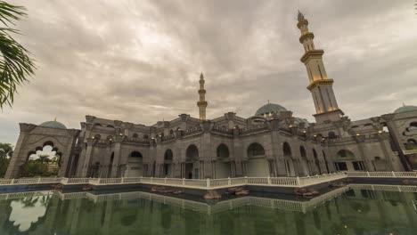 Sonnenuntergang-Zeitraffer-im-Federal-Moschee-von-Kuala-Lumpur