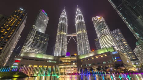 Kuala-Lumpur-noche-Time-Lapse-con-las-torres-gemelas-de-Petronas-visible.