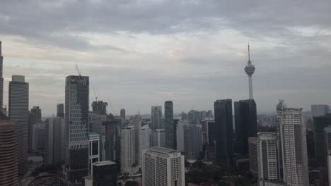 Luftaufnahmen---Petronas-Towers-und-den-KL-Tower-am-Morgen.-Flache-Farbprofil.