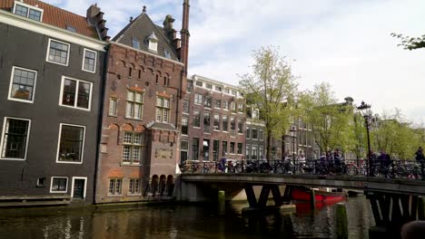 Un-pequeño-puente-que-conecta-el-edificio-de-los-canales