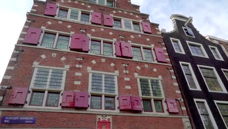 Un-edificio-de-ladrillo-rojo-en-la-ciudad-de-Amsterdam