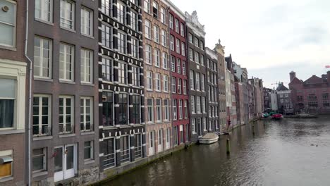 Uno-de-los-muchos-canales-de-Ámsterdam